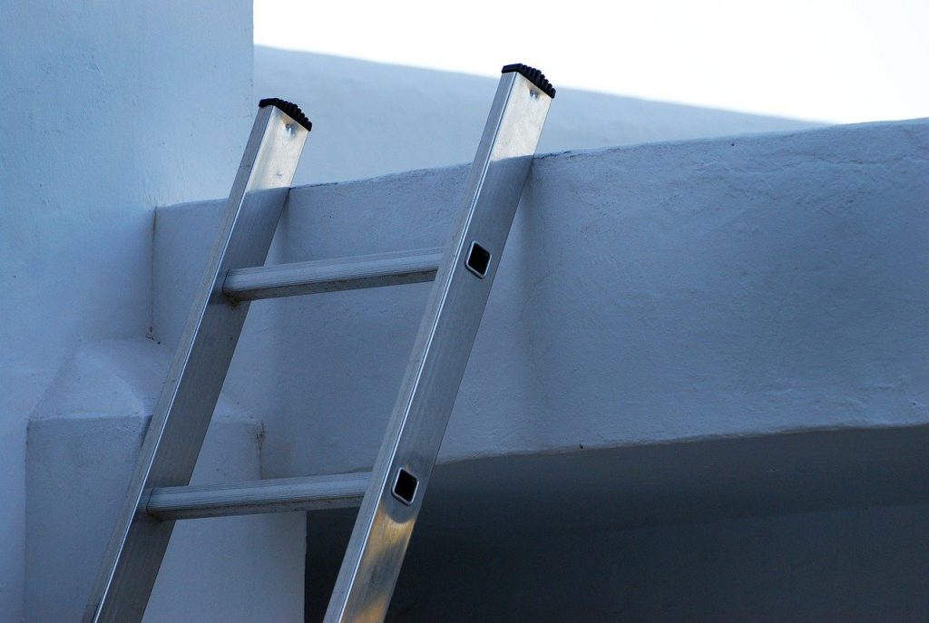 Comment fixer une échelle de toit ?