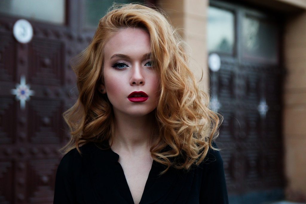 De quelle manière porter ses vêtements pour paraître à la mode ?