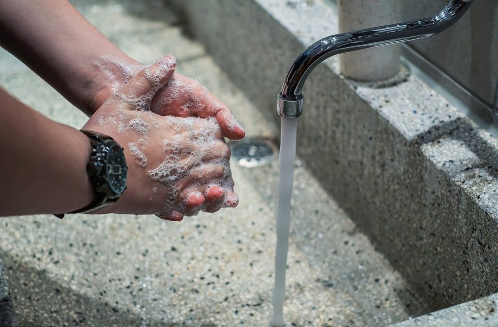 Comment combiner lave mains et wc ?