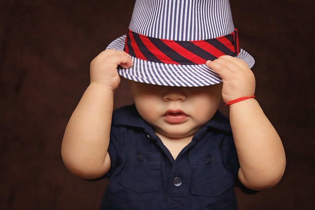 bebe avec un chapeau
