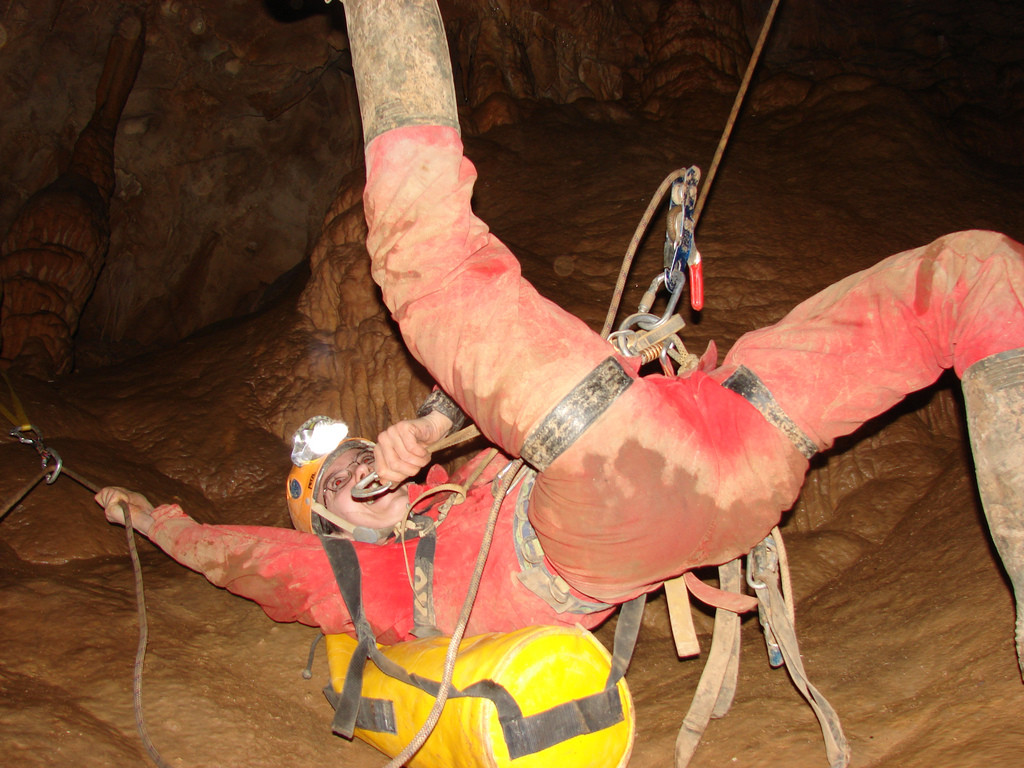 Spéléologue en suspension