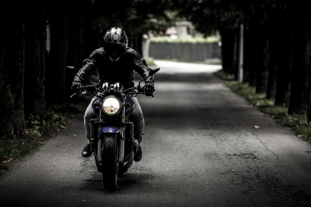 Comment se protéger la tête du froid à moto ?
